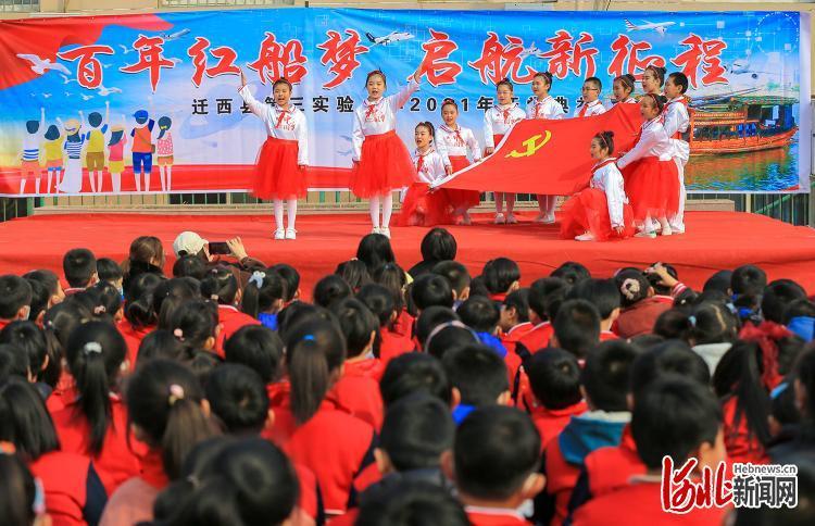 马上过年了，幼儿园给老师们发福利，每人怀抱里都是满满当当的